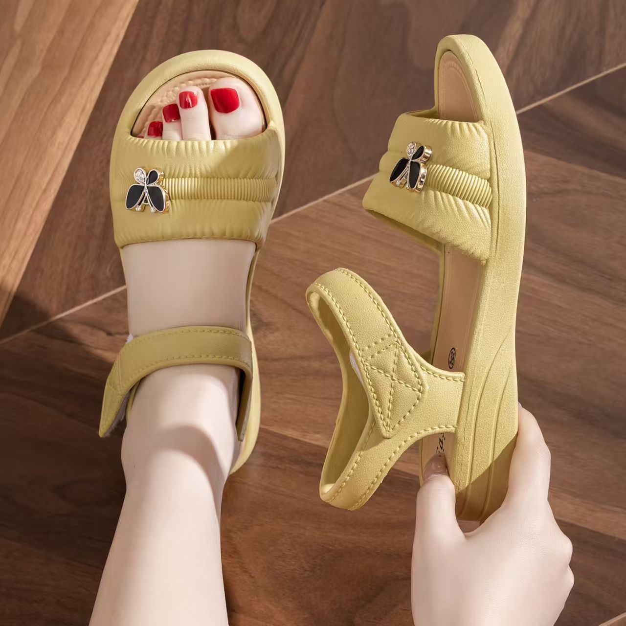 Women's One Word Flat Sole Bea - Velcro Strap Sandal 评论和价格